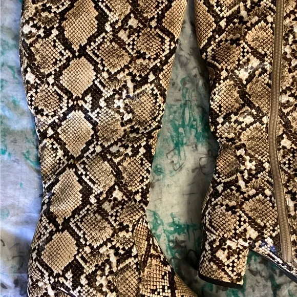 Tan & Brown Snakeskin Pattern Heeled Boots Various Sizes - Picture 2 of 8